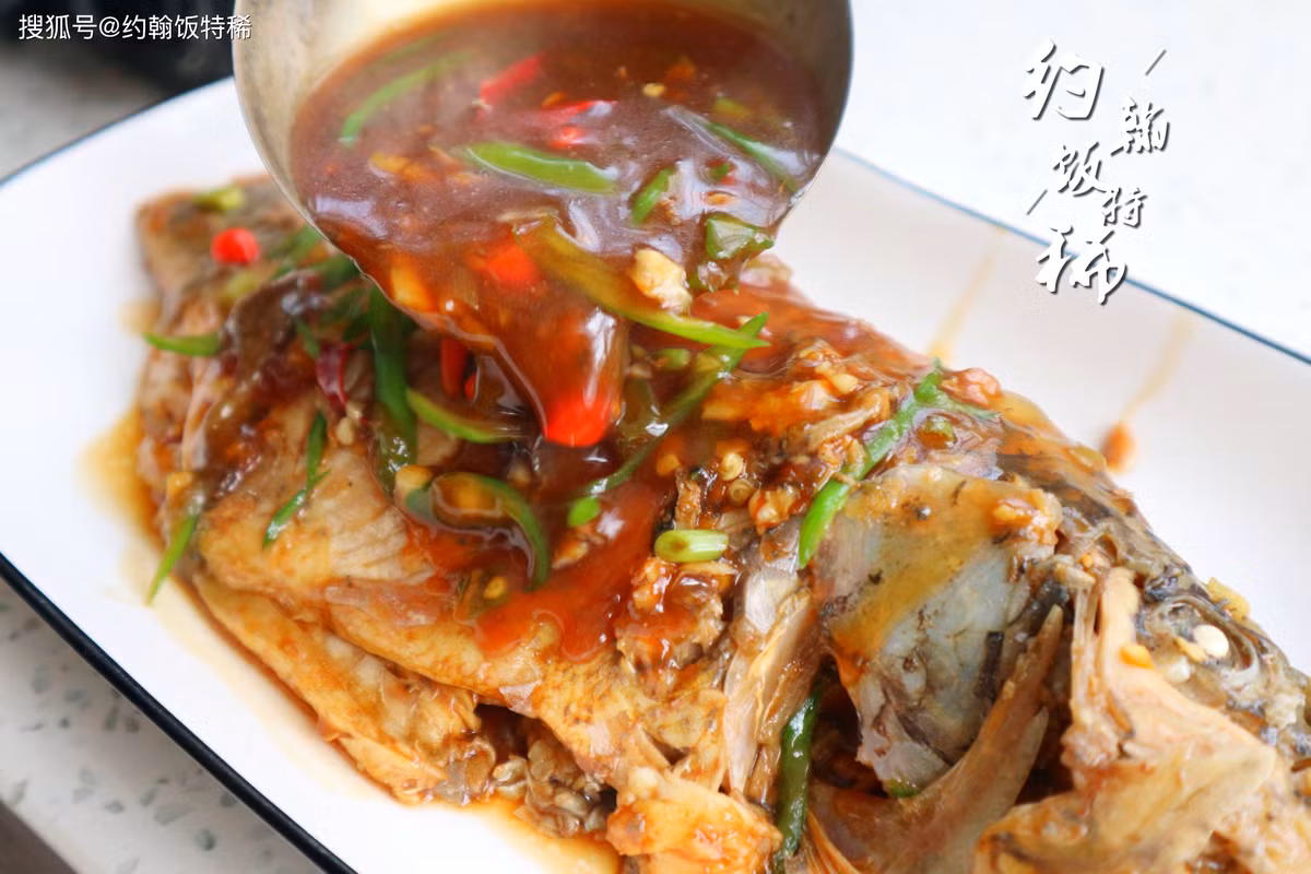 Món cá rô phi sốt ớt đã sẵn sàng, cá rô phi làm theo cách này rất tươi ngon, không bị tanh lại ngọt thịt, thơm mềm, ăn cực đưa cơm.