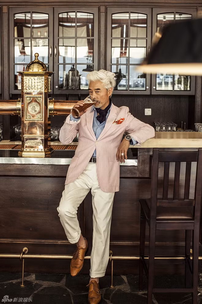 Song, rất nhiều người công nhận, người đàn ông với mái tóc bạc phơ này là một trong những ông già sành điệu nhất thế giới. Trong set đồ bảnh bao, sang trọng này, Trương Song Lợi chẳng khác nào một ông ngoại quyền lực.