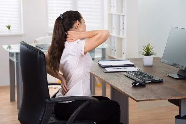4 - Không chịu vận động: Rất nhiều người ngồi gần như hết cả ngày. Sau thời gian dài làm việc, họ là ngồi chơi điện thoại, xem ti vi, không chịu tập luyện thể thao.