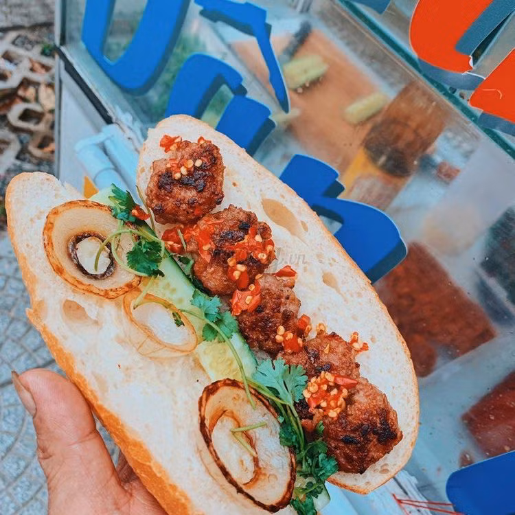 Bánh mì dân tổ Bé Mập cũng cực kỳ nổi tiếng với xíu mại trứng muối, bò sốt trứng muối, thịt kho trứng, bề bề sốt trứng muối, thịt, gà roti, thịt nướng.