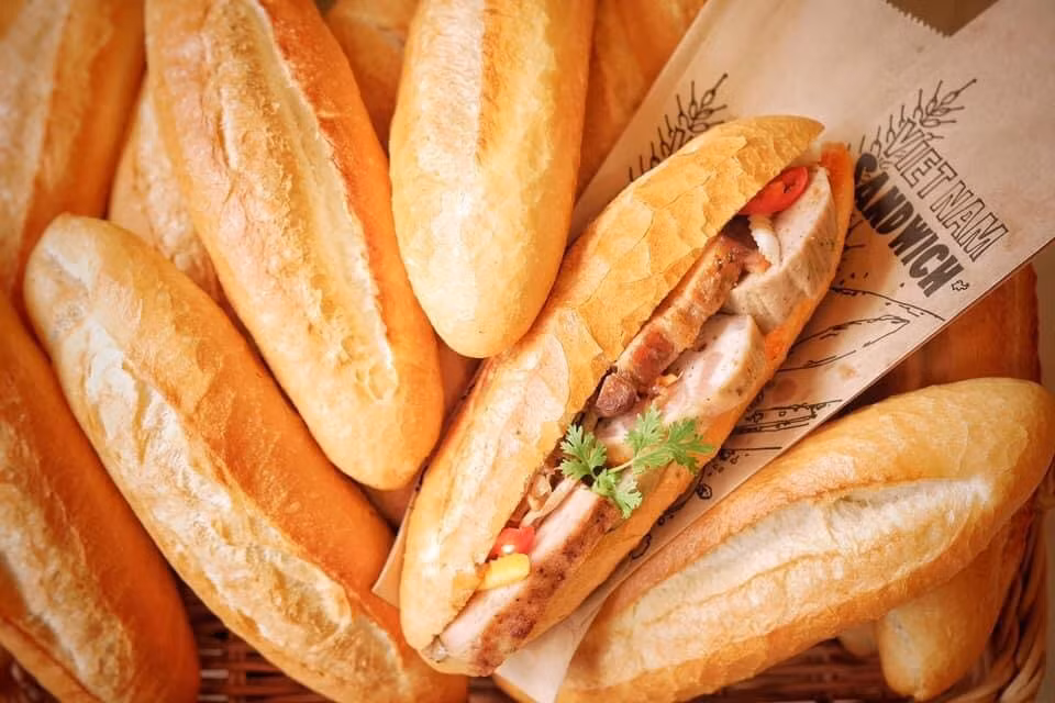 Bên trong bánh mì là lớp ruột xốp mềm, đặc thơm, không dính, dù không kẹp nhân, chỉ ăn cùng với sữa đặc cũng ngon vô cùng.