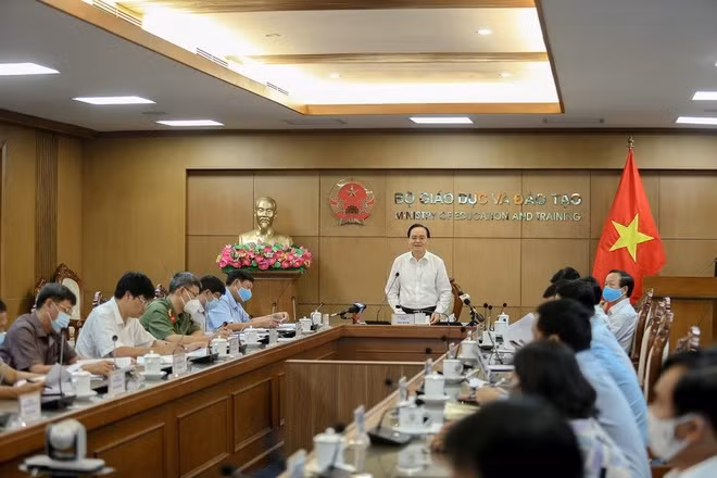 Kiến nghị dừng thi tốt nghiệp THPT tại Đà Nẵng: Trước tình hình dịch Covid-19 diễn biến phức tạp, tại cuộc họp trực tuyến chiều 31/7, Đà Nẵng đề nghị Bộ GD&amp;ĐT báo cáo Chính phủ, xin dừng thi, chuyển sang xét tốt nghiệp. Phó chủ tịch UBND TP Đà Nẵng, kiến nghị Bộ GD&amp;ĐT báo cáo Chính phủ dừng thi tốt nghiệp THPT, chuyển sang xét tốt nghiệp.