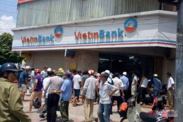 Tang vật bị thu giữ gồm 1 súng nhựa, hình dáng giống súng côn quay; 1 dao Thái Lan, dài khoảng 20cm; 1 xe mô tô. Đối tượng cùng toàn bộ tang vật bị đưa về trụ sở Công an phường Đức Giang làm việc. >>>Video: Vụ cướp ngân hàng BIDV: Súng bán đầy trên mạng (nguồn VTC Now) 