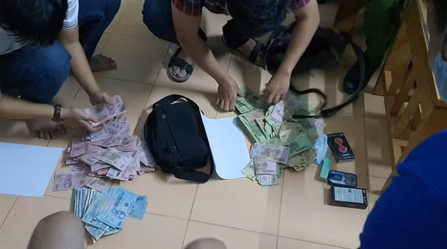 Sau khi đến huyện Bình Sơn, hai thanh niên chạy xe lòng vòng khắp Khu kinh tế Dung Quất. Đến khoảng 19h, hai người này chạy về thị trấn Châu Ổ (huyện Bình Sơn) thì bị bắt giữ. Quá trình khám xét, cơ quan công an thu giữ 160,5 triệu đồng.