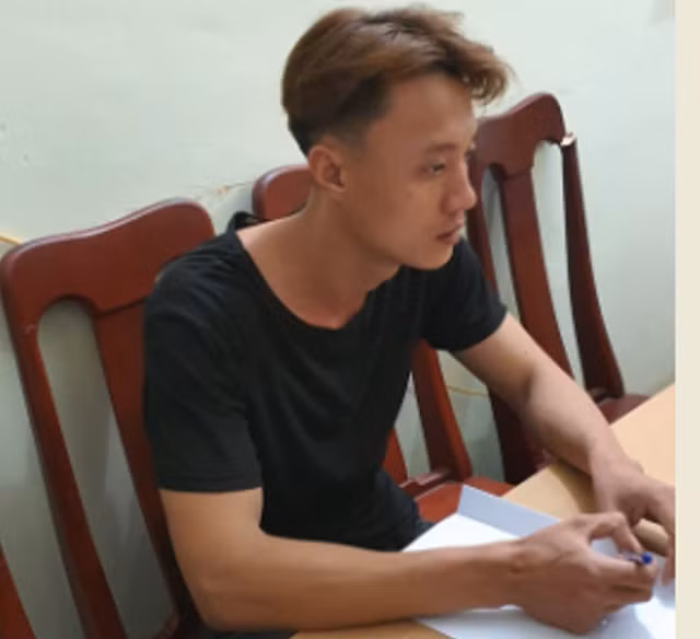 Đúng như nhận định, khoảng 18h, các trinh sát phát hiện hai thanh niên khả nghi chạy xe máy từ hướng huyện Núi Thành vào địa bàn huyện Bình Sơn nên theo dõi.