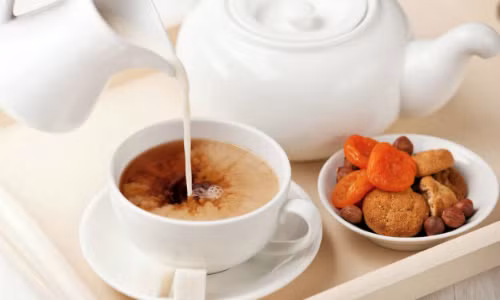 Người Anh lại có thói quen thêm sữa hoặc chanh vào trà đen.
