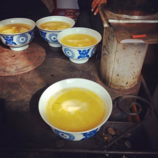 Trà bơ là thức uống đặc trưng ở Tây Tạng. Trà được pha trong thùng gỗ, kết hợp với muối, bơ và sữa.