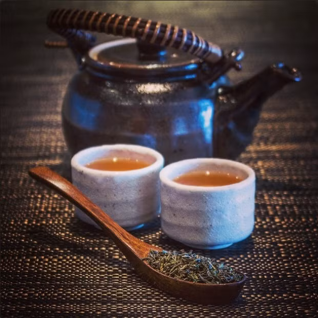 Với người Ấn Độ, trà không chỉ là thức uống mà còn được xem là một loại thuốc chữa bệnh. Ủ trà đen với hỗn hợp các loại gia vị và thảo mộc như quế, gừng...là cách pha trà độc đáo của người dân nơi đây.