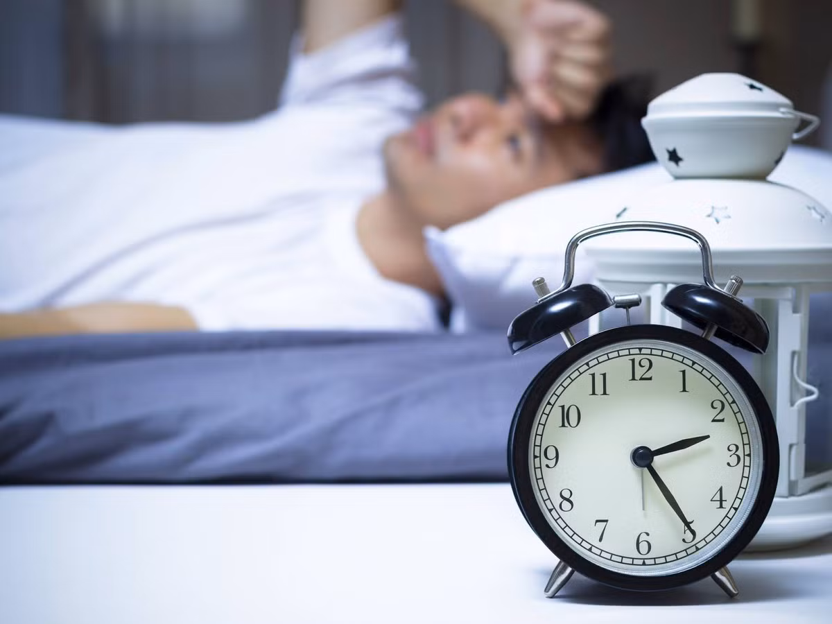  Khó ngủ: Theo Webmd, suy thận khiến thận không lọc đúng cách. Chất độc tồn tại trong máu thay vì đào thải khỏi cơ thể qua nước tiểu. Điều này khiến người bệnh khó ngủ. Kết quả nghiên cứu cũng chỉ ra, có mối liên hệ giữa chứng ngưng thở khi ngủ và bệnh thận mạn tính (CKD).
