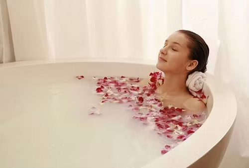 Tắm không chỉ là thói quen sinh hoạt mà còn tác động nhiều tới sức khỏe. Theo Trung y, tắm rửa vừa là thời gian giải phóng căng thẳng, vừa thúc đẩy quá trình lưu thông máu và “làm mới” cơ thể. Tây y cũng chỉ ra tắm đúng cách nâng cao hệ miễn dịch, làm đẹp da, tăng cường sự tuần hoàn máu. (Ảnh: BS, minh họa)