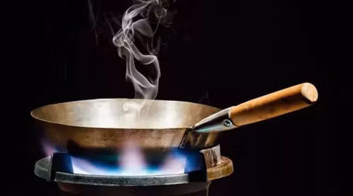 Khói dầu. Ngoài hút thuốc lá thụ động, khói dầu là một yếu tố nguy cơ gây ung thư phổi ở người không hút thuốc. Nghiên cứu chỉ ra, nấu ăn trong bếp không thông gió, hàm lượng khí độc trong khói dầu tương đương đốt 5-6 hộp thuốc lá.