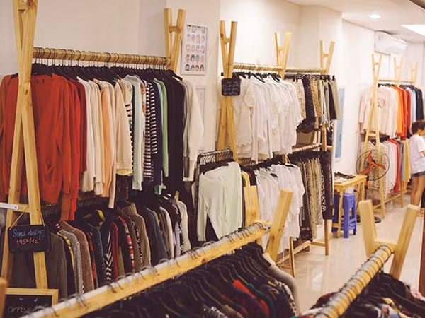 Đến 20h00 cùng ngày, một tổ công tác qua kiểm tra nhà số 676 Trường Chinh, phường Quán Trữ, ngôi nhà này đấu lưng với khu đất trống nơi phát hiện xác chết do Nguyễn Dũng Giang, SN 1980, ở số 5 lô 22 khu T3, phường Thành Tô, quận Hải An thuê làm cửa bán hàng quần áo có nhiều dấu hiệu khả nghi. Điều đáng nói, trong gian bếp của ngôi nhà Giang đang thuê có một chiếc chiếu còn ướt và có mùi tanh rất khó chịu. (Ảnh minh họa, nguồn internet)