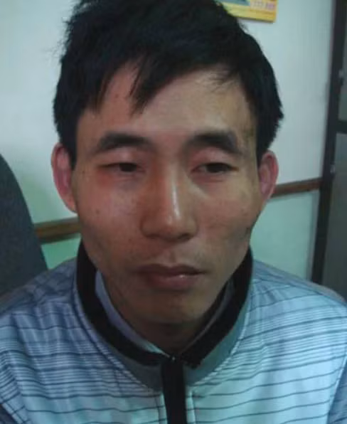 Thông tin nhanh chóng được báo về Ban chuyên án và Giang cũng được mời về trụ sở Công an phường Quán Trữ để làm việc. Tuy nhiên, khi về trụ sở làm việc, Giang hết sức bình thản trả lời trôi chảy các câu hỏi của cán bộ điều tra và một mực khẳng định mình hoàn toàn không liên quan đến vụ án. Cùng với việc đấu tranh đối với Giang, Ban chuyên án vẫn miệt mài thu thập thông tin, trắng đêm không ngủ, tập trung tìm kiếm các bộ phận còn lại của thi thể nạn nhân. Đến 15h00 ngày 8/1/2011, một tổ công tác đã phát hiện 2 cánh tay và 1 túi ni lon màu đen đựng quần áo phụ nữ bê bết máu vứt trong bể phốt của một móng nhà để hoang nằm đối diện lô đất, nơi phát hiện xác chết khoảng 30m.