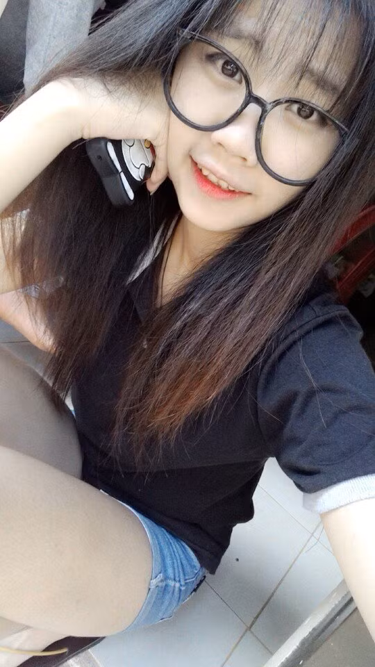 "Hot girl" Đà Lạt sống lêu lổng, không công việc ổn định, thường xuyên tụ tập chơi bời với nhóm bạn bè "không mấy ngoan hiền". Cách đây khoảng hai tháng, mặc dù đã có "người yêu" nhưng qua mạng xã hội, Văn Kiều Thiên Ngân vẫn kết bạn, làm quen với anh Nguyễn Thế Quang (23 tuổi), thường trú tại huyện Di Linh (Lâm Đồng), thuê nhà trọ tại phường 2, TP Đà Lạt ở để đi làm. Hẹn hò được vài hôm, cả hai chóng vánh trở thành người yêu với những lời thề hẹn sống chết có nhau và thường dùng những từ "chồng chồng", "vợ vợ" để thể hiện tình cảm. Tuy nhiên, trong khoảng thời gian "làm vợ" anh Nguyễn Thế Quang, Ngân vẫn giấu Quang lén hẹn hò với người bạn khác tên Long. 