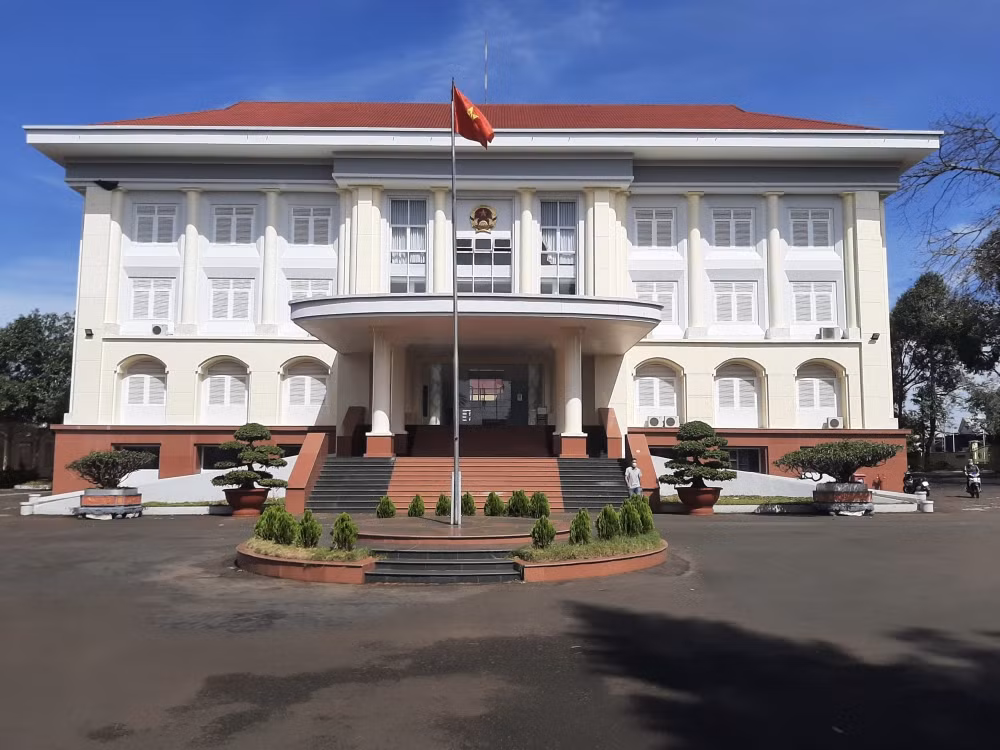  Khai trừ Đảng, buộc thôi việc công chức tư pháp dùng bằng giả: Ngày 7/9/2022, ông Lê Ngọc Quý, Chủ tịch UBND huyện Ia Grai (Gia Lai) đã ký quyết định kỷ luật bằng hình thức buộc thôi việc với ông Nguyễn Văn T. (43 tuổi), là công chức Tư pháp - Hộ tịch xã Ia O. Theo quyết định này, lý do kỷ luật bởi ông T. đã cố ý sử dụng văn bằng, hồ sơ học bạ giả để được đi học, đi thi và được tuyển dụng vào cơ quan nhà nước. Ngoài ra, ông này cũng bị Ủy ban Kiểm tra Huyện ủy Ia Grai khai trừ ra khỏi Đảng tại Quyết định số 53 (ngày 4/8).
