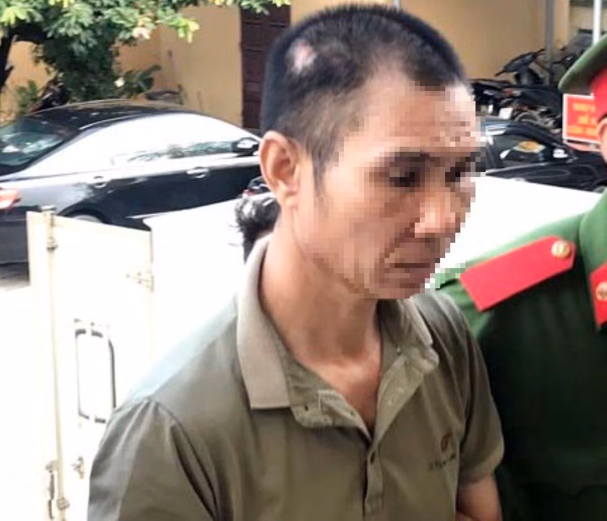  Mới ra tù, nghịch tử ra tay sát hại mẹ: Chấp hành xong án phạt tù về tội giết người, Bùi Văn Dụng (SN 1971, trú xã Yên Phú, huyện Lạc Sơn, Hòa Bình)) trở về nhà với bà Bùi Thị R. (sinh năm 1947, mẹ đẻ của Dụng) . Tuy nhiên, gã không chịu làm ăn dẫn tới mâu thuẫn với mẹ. Trong lúc cãi nhau, gã ra tay sát hại mẹ ruột. Tháng 7/2023,TAND tỉnh Hòa Bình đã tuyên phạt bị cáo Bùi Văn Dụng tù chung thân.