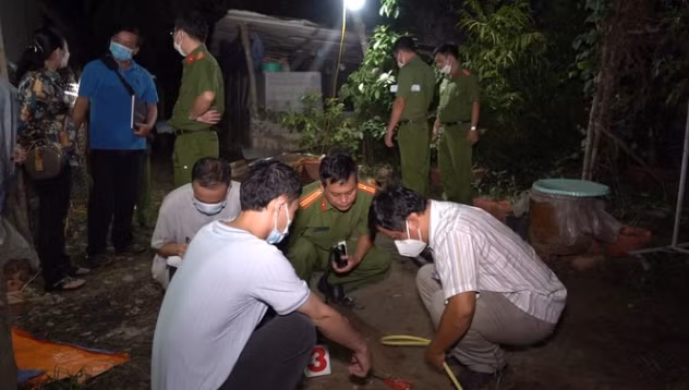  Con dùng hung khí đánh mẹ tử vong: Ngày 23/10, lực lượng chức năng đã tiến hành khởi tố vụ án Giết người, xảy ra tại căn nhà bốn tầng ở khu liền kề Văn Quán, phường Phúc La (Hà Đông, Hà Nội) ngày 20/10 khiến một phụ nữ tử vong. Nạn nhân là chị Đ.T.T (43 tuổi, trú Văn Quán, Hà Đông). Cơ quan điều tra đã bắt giữ D.B.N (15 tuổi) là con trai của chị T. Theo điều tra, do mâu thuẫn bột phát nên N. đã dùng hung khí đánh, khiến nạn nhân tử vong. (Ảnh minh họa, nguồn internet)