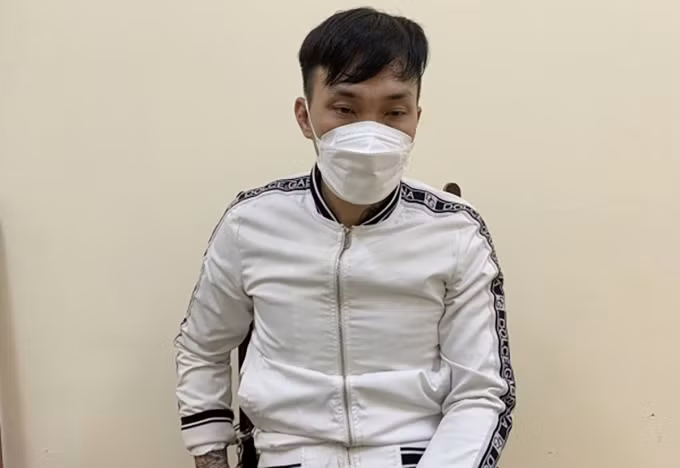 Khoảng 7h sáng cùng ngày, phát hiện Nam "rồng" ra khỏi nhà, đi xe máy đến công ty, nhóm trinh sát bám theo. Khi hắn ta chạy xe đến ngã tư đường Nguyễn Trãi giao với Nguyễn Xiển, lợi dụng lúc dừng đèn đỏ, các mũi trinh sát lao vào bao vây. Thấy vậy, Nam "rồng" liền vứt xe, bỏ chạy được 5m thì Thượng úy Đinh Viết Chiến và 2 đồng đội nhảy khỏi xe máy, ghì chặt hắn xuống mặt đường, khóa tay. Qua khám xét nhanh, trinh sát tịch thu trên người gã một con dao.