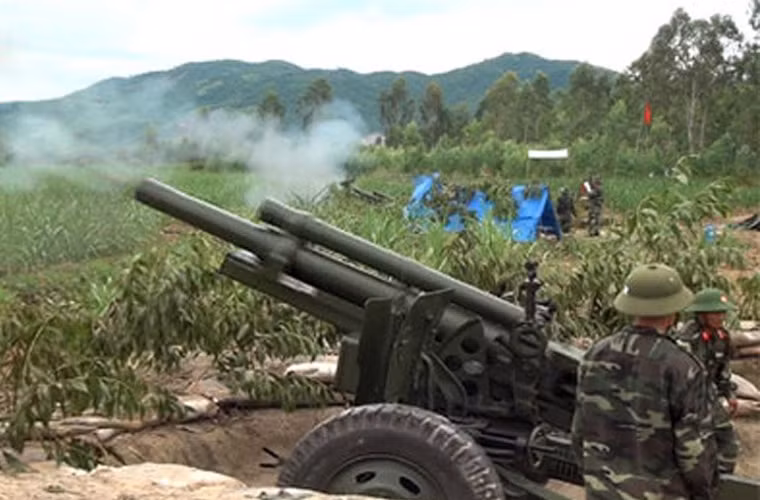 Pháo có trọng lượng khoảng 2,2 tấn, dài 5,94m (riêng nòng dài 2,31m), bề rộng 2,21m, cao 1,73m, kíp bắn 3 người.