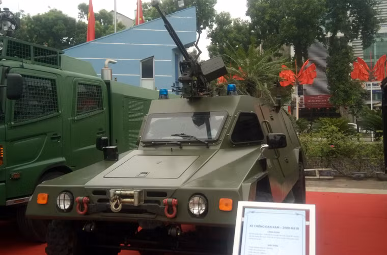 Xe chống đạn RAM 2000 MKIII do Israel sản xuất, dùng cho các lực lượng an ninh, cảnh sát sử dụng chống bạo loạn, chống khủng bố. Xe có khả năng việt dã tốt, lội nước sâu đến 1m, chống đạn cấp độ B6 mọi cự ly, tốc độ tối đa 100km/h. Hỏa lực của xe có hai súng máy 7,62mm và đại liên 12,7mm.