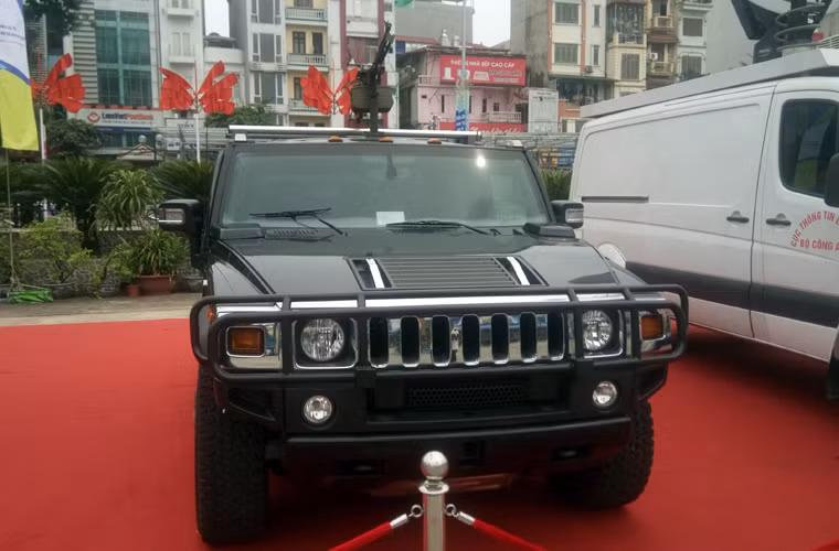 Xe bọc thép Hummer trang bị trung liên PKM 7,62mm được trang bị cho Công an Việt Nam làm các nhiệm vụ đặc biệt.
