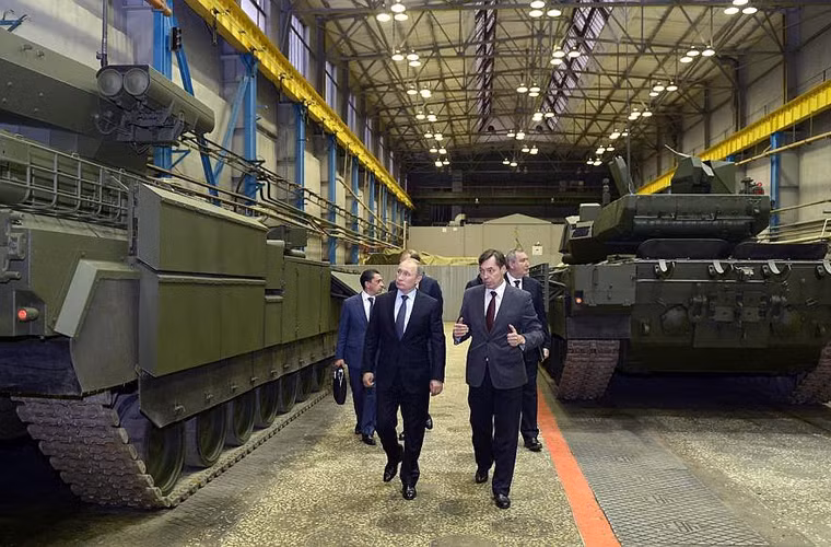 . Bức ảnh quân sự Nga ấn tượng tuần qua – Tổng thống Putin thăm nhà máy sản xuất xe tăng T-14 Armata và xe chiến đấu bộ binh T-15 Armata. Đây là lần đầu tiên việc chế tạo Armata được tiết lộ.