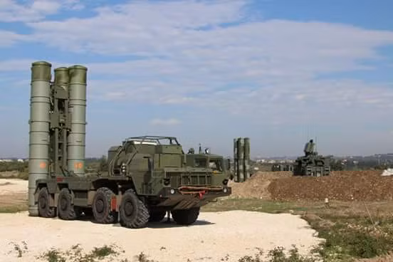 Ngay sau khi được đưa tới Syria, khí tài tổ hợp S-400 đã triển khai chiến đấu ngay lập tức. Một tiểu đoàn tên lửa S-400 có thể theo dõi 100 mục tiêu ở phạm vi 400 – 600 km, khóa 36 mục tiêu và điều khiển đồng thời 72 tên lửa tấn công 36 mục tiêu này. Thời gian triển khai hệ thống chỉ mất 5 phút, thời gian chuyển trạng thái hành quân sang chiến đấu mất 3 phút, thời gian có thể hoạt động trước mỗi lần đại tu 10.000 giờ.