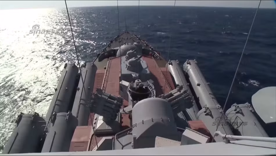 Tổng cộng, tàu Moskva được trang bị 16 ống phóng P-1000 Vulcan có khả năng hủy diệt hạm đội tàu sân bay, tàu mặt nước cách 500-700km, tên lửa đạt tốc độ siêu âm rất khó đánh chặn.