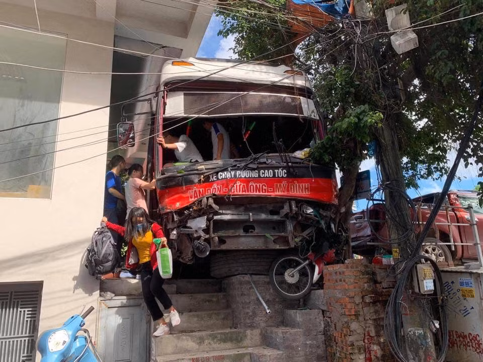 Hậu quả vụ tai nạn khiến nhiều người bị thương, nhiều phương tiện bị hư hỏng. Đại diện Bệnh viện đa khoa tỉnh Quảng Ninh cho biết, sáng 27/7, bệnh viện tiếp nhận 5 nạn nhân vụ tai nạn trên.