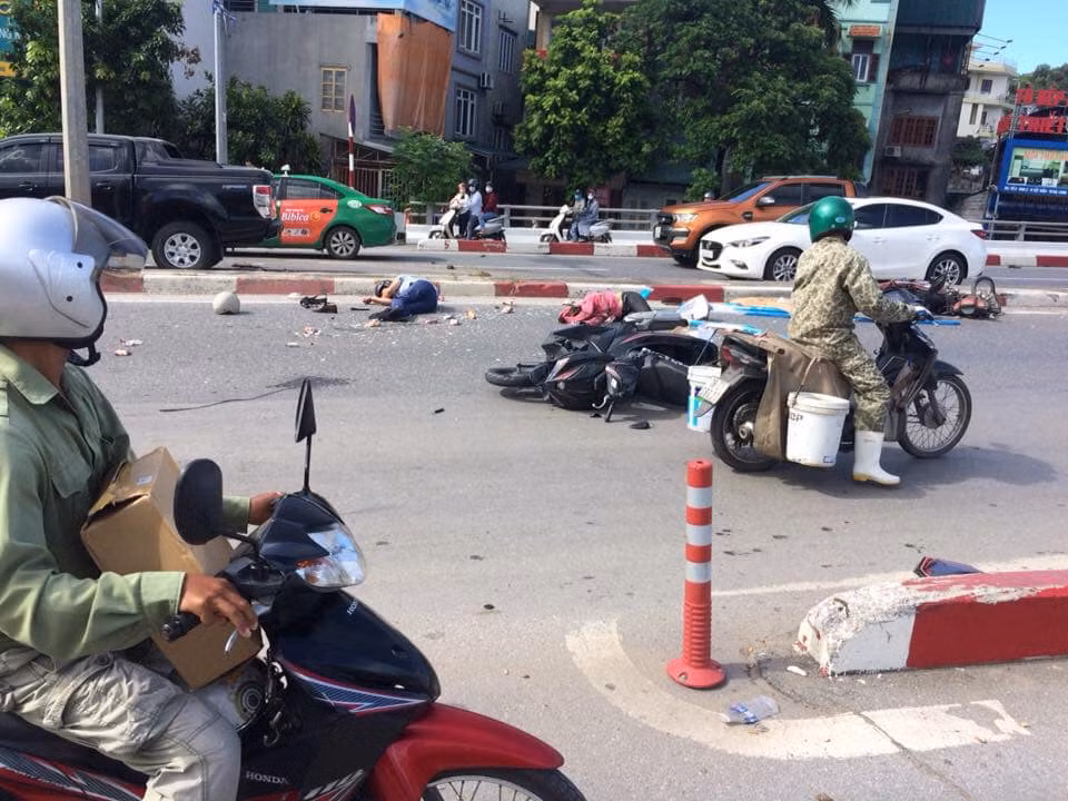 Hàng loạt người đi xe máy bị thương.