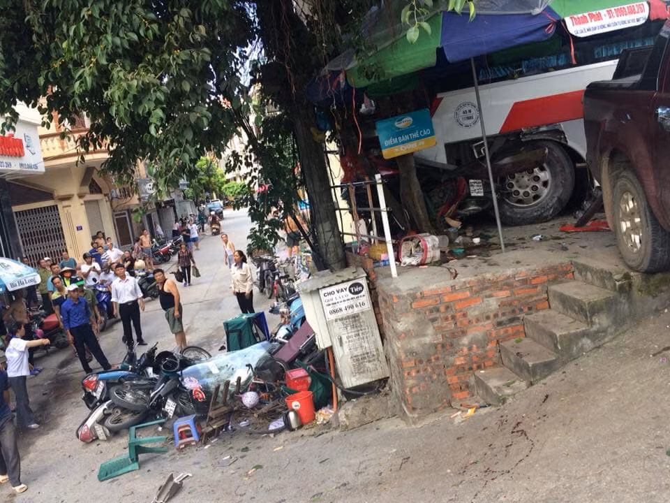 Nhiều xe máy đang dừng đỗ cũng bị xe khách đâm phải.