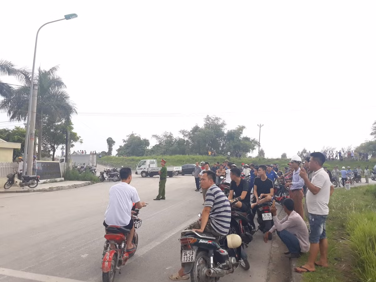Nhiều người dân theo dõi tại hiện trường vụ cháy. Nguyên nhân vụ cháy đang được lực lượng chức năng làm rõ...