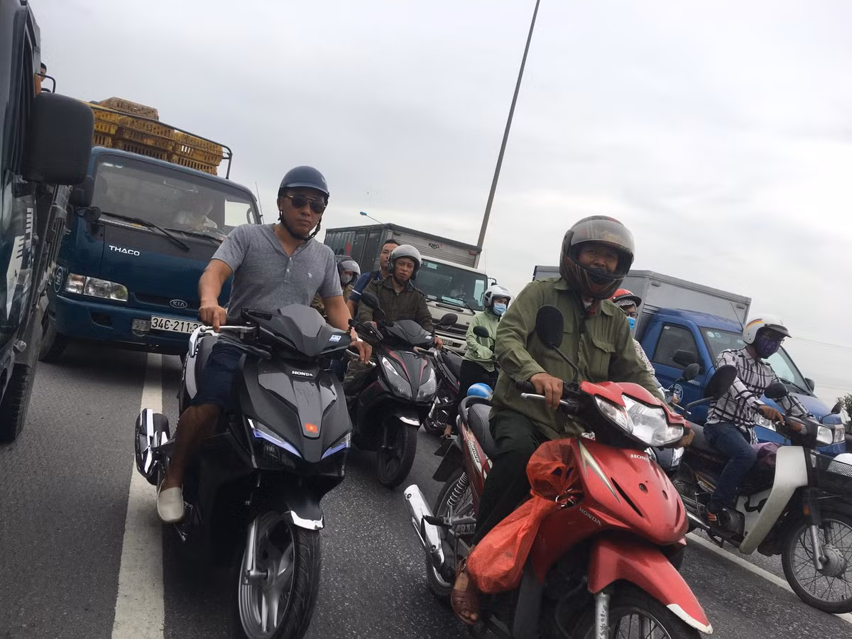 Người dân phải lưu thông chậm trên QL 5. PV Kiến Thức tiếp tục cập nhật thông tin vụ việc trên.