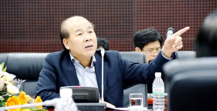 Vi sao Thu truong Bo GTVT Nguyen Van Cong bi canh cao?