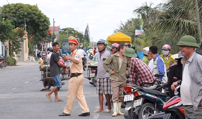 Lực lượng CSGT được điều đến để phân làn giao thông.