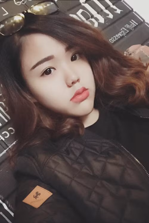 Trước nhiều nghi ngờ Lê Minh Châu cũng là một cô gái lọt vào "lưới tình" của Mạc Hồng Quân, cô gái 9X Hà thành chia sẻ thẳng thắn rằng cô và chàng cầu thủ Việt kiều không có quan hệ tình cảm yêu đương.