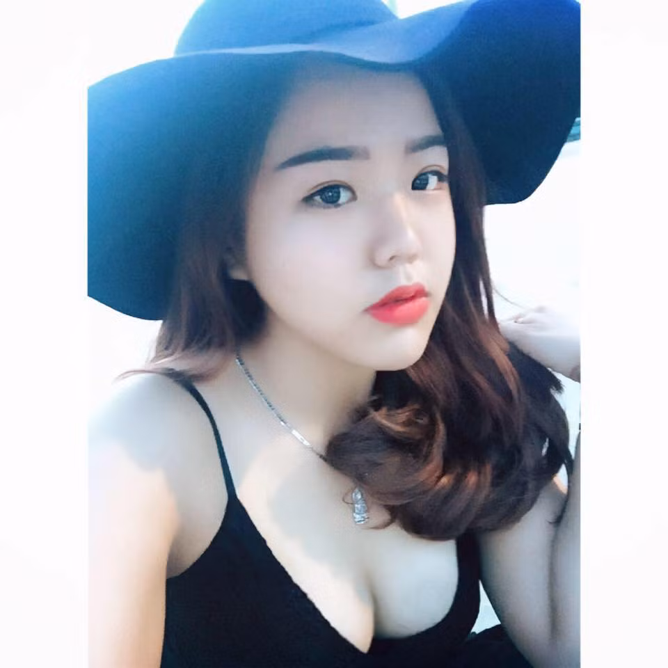 Vài ngày qua, khi những đồn đoán quanh loạt ảnh Mạc Hồng Quân hôn Bà Tưng tạm lắng xuống thì một câu chuyện khác trong quá khứ lại được "bới" ra thu hút sự quan tâm của đông đảo cư dân mạng. Một cô gái xinh đẹp bất ngờ công khai một loạt ảnh chụp tin nhắn cũ, tố Mạc Hồng Quân xù nợ mình đồng thời vạch mặt cầu thủ này coi người tình cũ Ly Kute chỉ như osin.