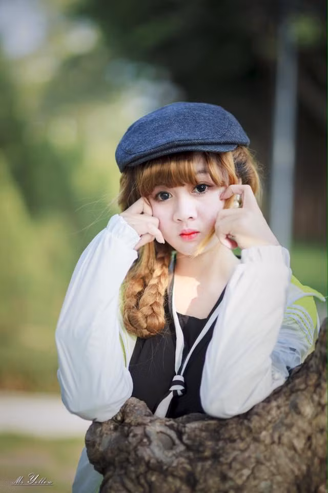 Một số dân mạng cho rằng Tuyết Mai chỉ có thể chụp ảnh với “một kiểu mặt duy nhất”, đó là mở to mắt và khuôn mặt tỏ ra ngơ ngác, không có cảm xúc. Nhiều người còn thẳng thắn nhận xét Tuyết Mai là “cô nàng mặt đơ”, “nhìn vài lần là chán”.