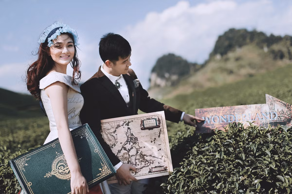 Để thực hiện được bộ ảnh cưới đặc biệt này, suốt 1 tháng liền ròng rã, cả ekip đã phải thức khuya dậy sớm để xây dựng kịch bản, thiết kế trang phục, miệt mài chuẩn bị đạo cụ.