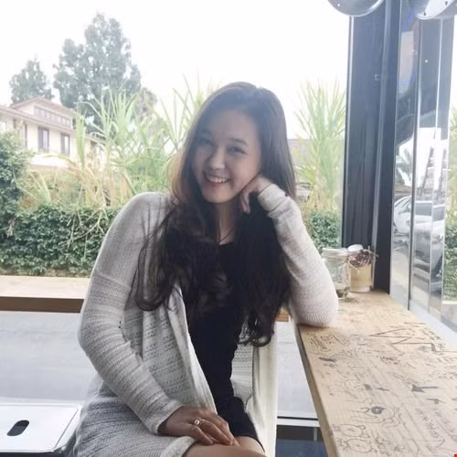 Trí tuệ, tài năng khiến nhiều người ngưỡng mộ, Khánh Vân còn sở hữu ngoại hình đẹp, xinh xắn không thua kém gì các hot girl Việt hiện nay. Nữ du học sinh Việt xinh đẹp này đạt chiều cao 1m70, da trắng hồng. Tính cách cởi mở, thân thiện là một trong những điểm không ai không- thể - không - yêu Khánh Vân.