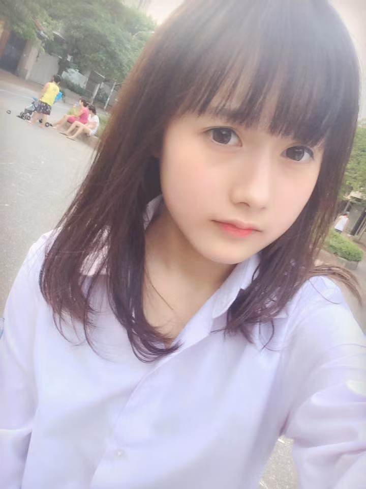 Giống như nhiều cô gái trẻ, teen girl khác, Hà Vi có sở thích chụp ảnh và “tự sướng”. Những bức ảnh Hà Vi đăng tải trên trang cá nhân luôn nhận được nhiều lượt like bởi trong đó, cô nữ sinh 10X khoe được vẻ ngây thơ khiến nhiều người phải lòng ngay từ cái nhìn đầu tiên.