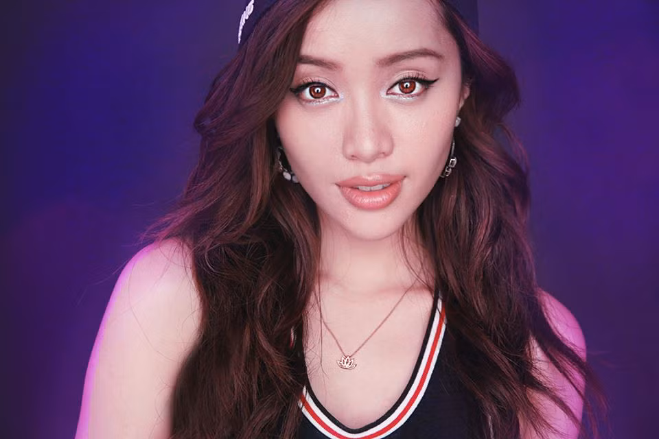 Tuy nhiên, ít ai biết Michelle Phan đã phải trải qua cuộc sống khá nhiều cơ cực khi còn nhỏ. Gia đình không hạnh phúc và gặp khó khăn về kinh tế khiến Michelle Phan gặp không ít trở lại trên con đường phát triển tài năng. Tuy nhiên, với tình yêu thương, sự ủng hộ hết mình của mẹ, Michelle Phan đã được tạo mọi điều kiện để có thể thực hiện ước mơ của mình.