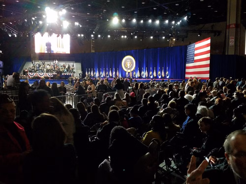 Sân khấu diễn ra buổi lễ phát biểu chia tay. Ảnh Chicago Tribune