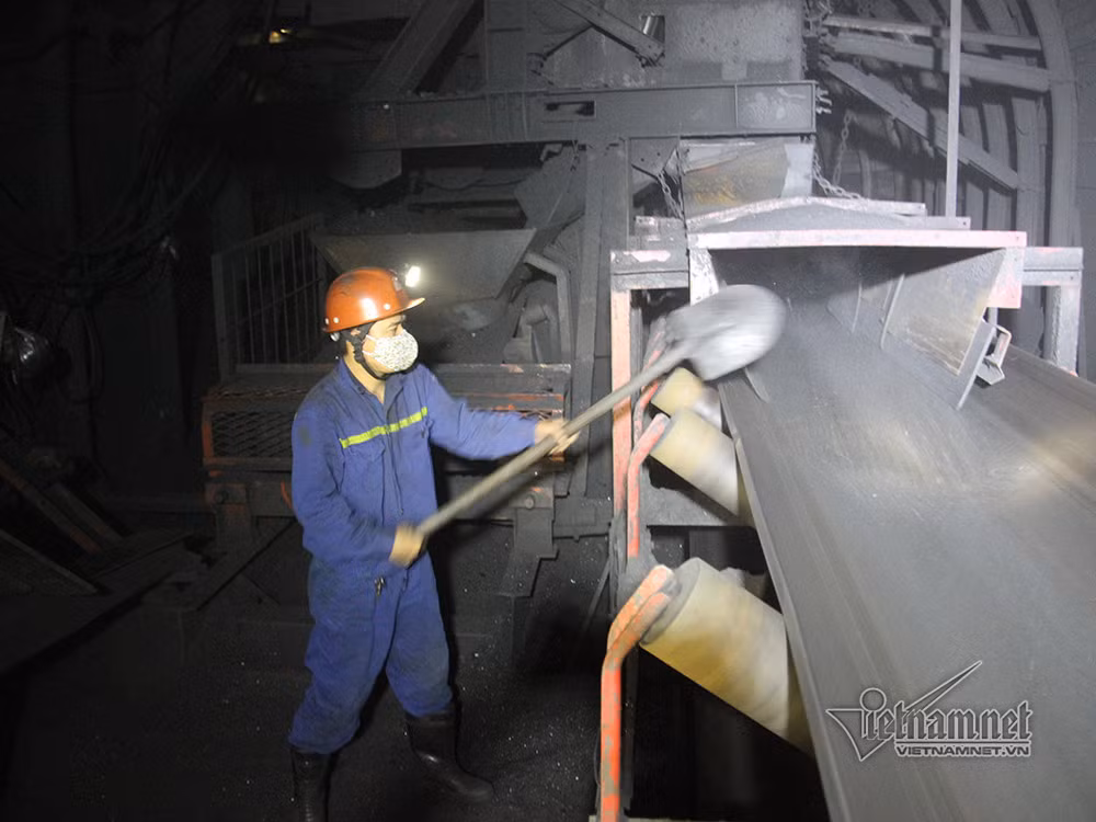 Công trường dưới lòng đất luôn có gió kèm theo bụi