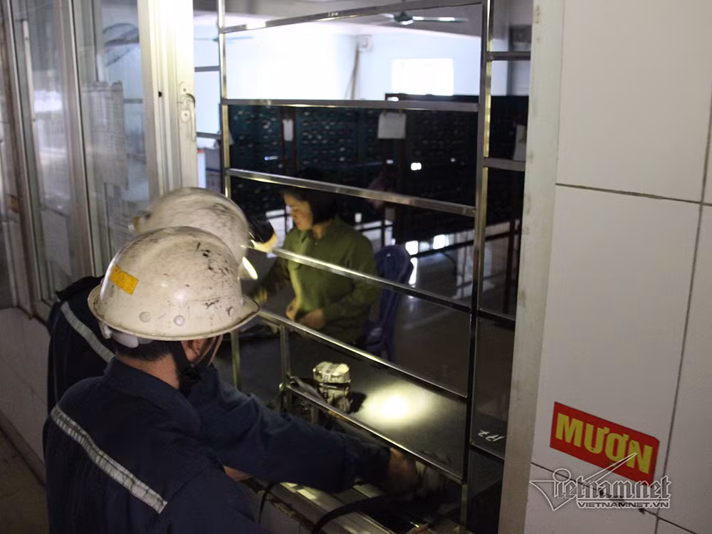 Khu vực mượn đồ tư trang trước khi xuống hầm lò