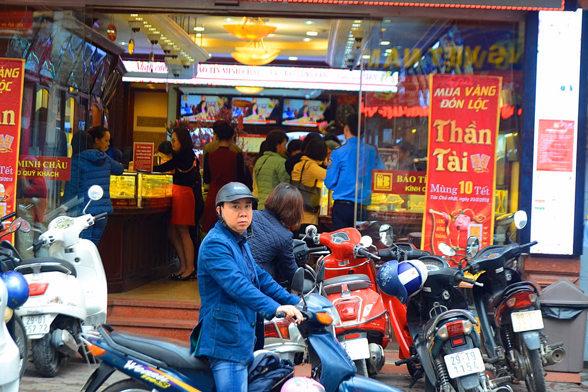 Cụ thể, tại các cửa hàng vàng của Công ty Bảo Tín Minh Châu (BTMC) ở số 15 - 19 trên phố Trần Nhân Tông - Hai Bà Trưng - Hà Nội, lượng khách đến mua bán vàng rất tấp nập, ra vào không ngớt.