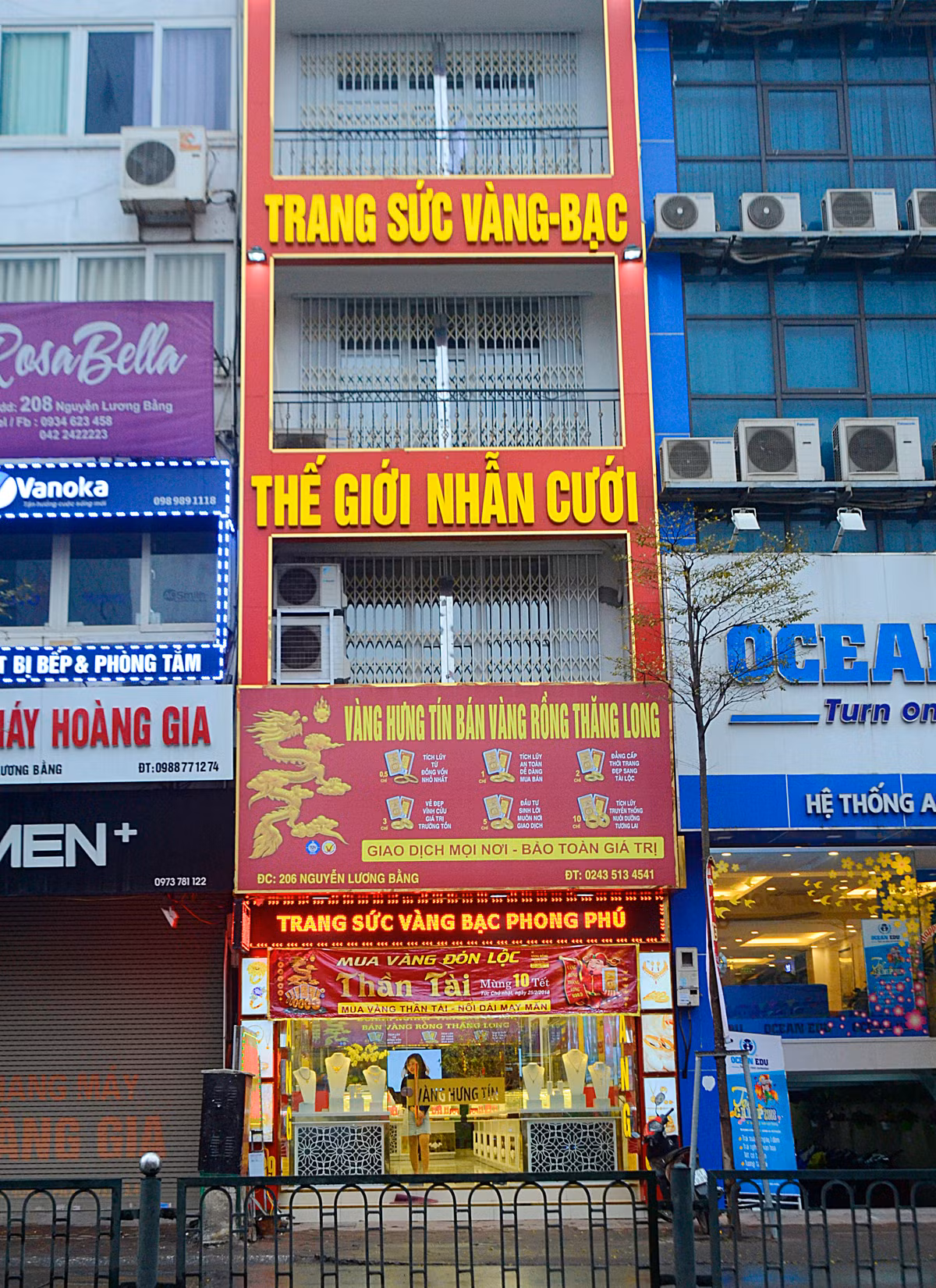Nhiều nhiều cửa hàng kinh doanh vàng khá hưu hắt, vắng vẻ trong ngày vía Thần Tài.