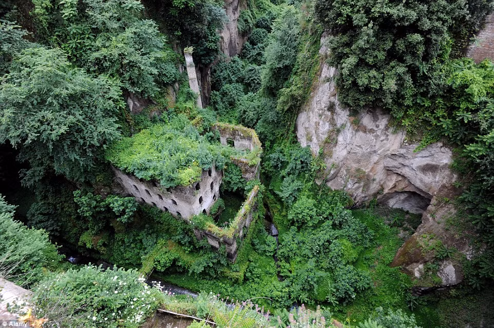 Một nhà máy bột cũ ở Sorrento, Ý dần dần bị bỏ rơi trong những năm qua và môi trường ẩm ướt đã khiến nó bị bao phủ bởi thảm thực vật phong phú, trông giống như nơi ở của nàng công chúa tóc mây. Khách du lịch có thể ghé thăm nơi đặc biệt này khi đi qua dốc đá xuống thung lũng, hoặc từ trên cao ngắm nhìn tàn tích này.