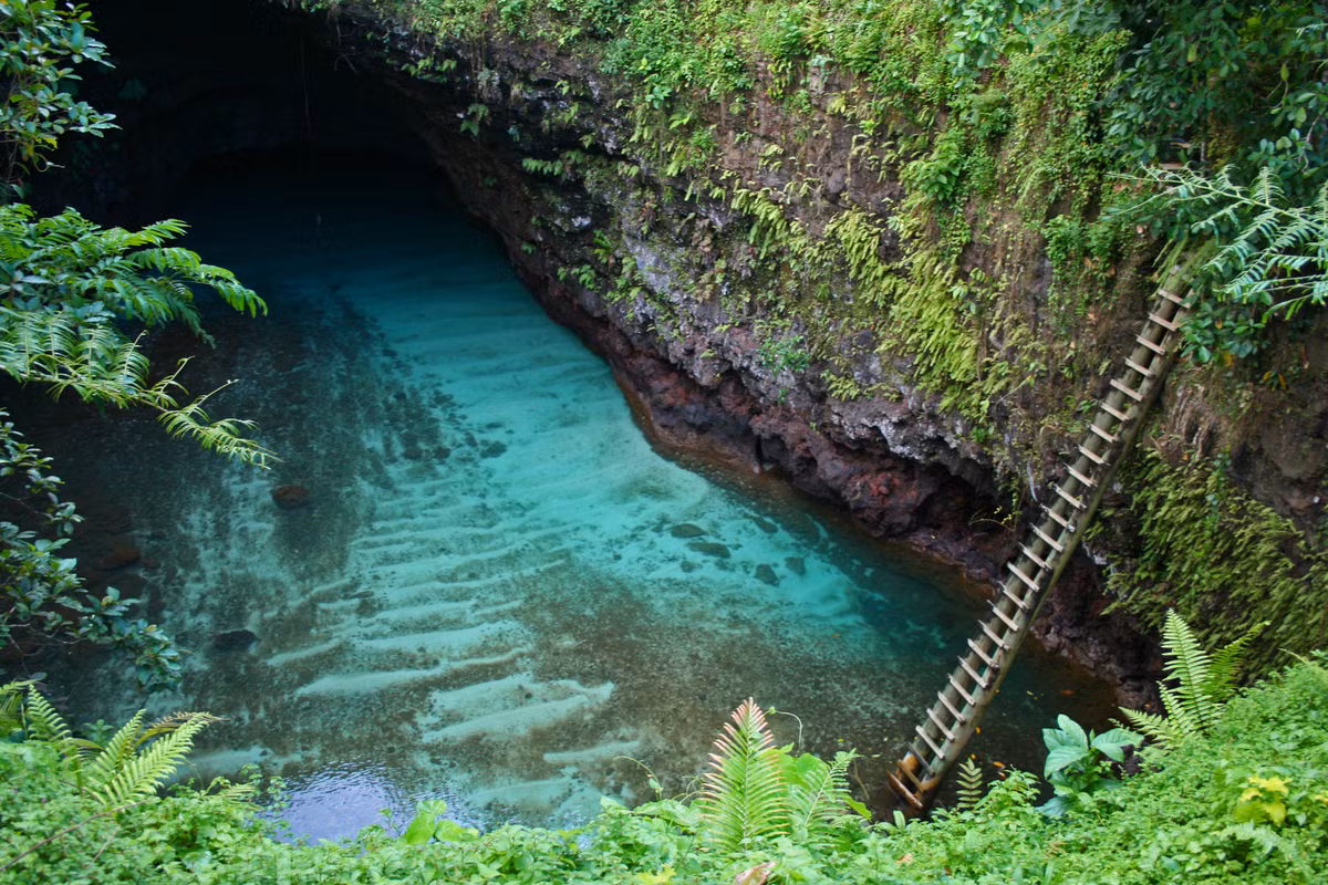 Làn nước trong xanh khiến To Sua Ocean Trench đẹp long lanh như một tinh thể đá quý của hòn đảo. Khung cảnh xanh mướt mắt với những loài thực vật nhiệt đới lại gợi cảm giác nơi đây chẳng khác nào chốn bồng lai tiên cảnh.