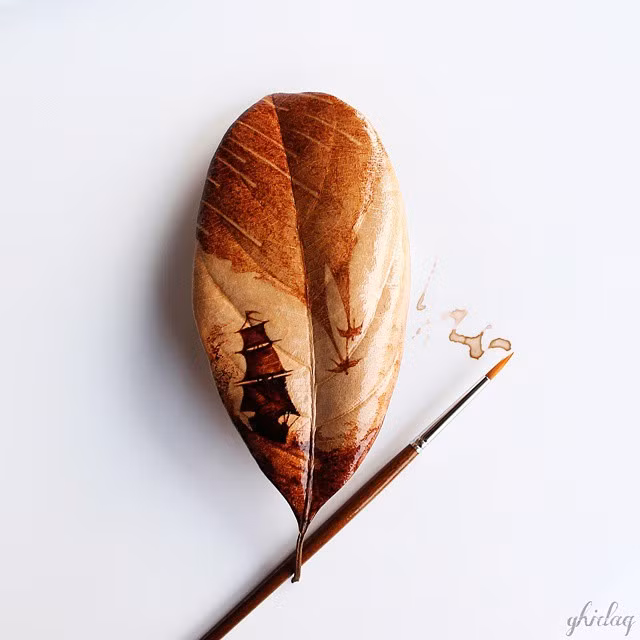 Sử dụng cà phê để vẽ tranh có lẽ đã không còn quá hiếm trên thế giới và được nhiều nghệ sĩ thử nghiệm. Tuy nhiên nghệ sĩ Indonesia Ghidaq al-Nizar đã tiếp cận chất liệu này bằng cách sử dụng bã cà phê và những chiếc lá khô trong các tác phẩm sáng tạo của mình.